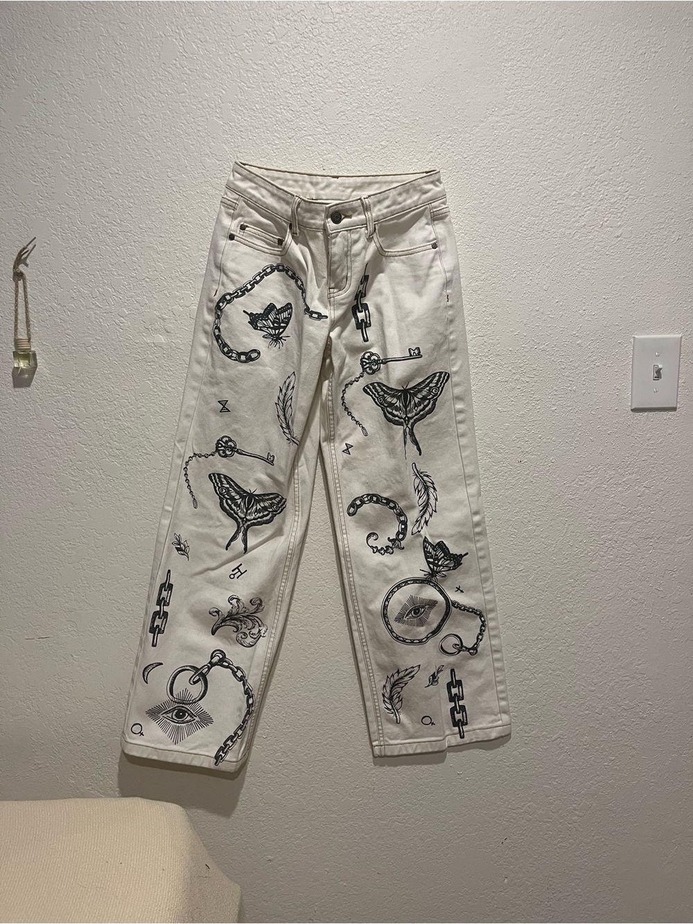 Ragged Priest / Milk White Graphic Wide-Leg Jeans with Black Illustrations